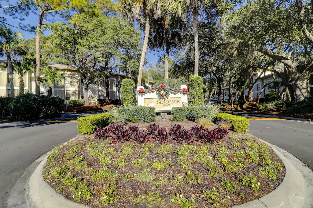 Charming condo near Coligny Beach Plaza + private beach access