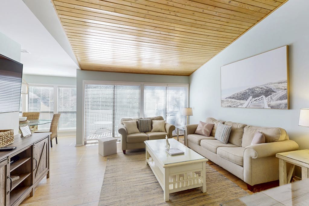 Welcoming condo w pool, near beach & shopping plus balcony overlooking the lagoon