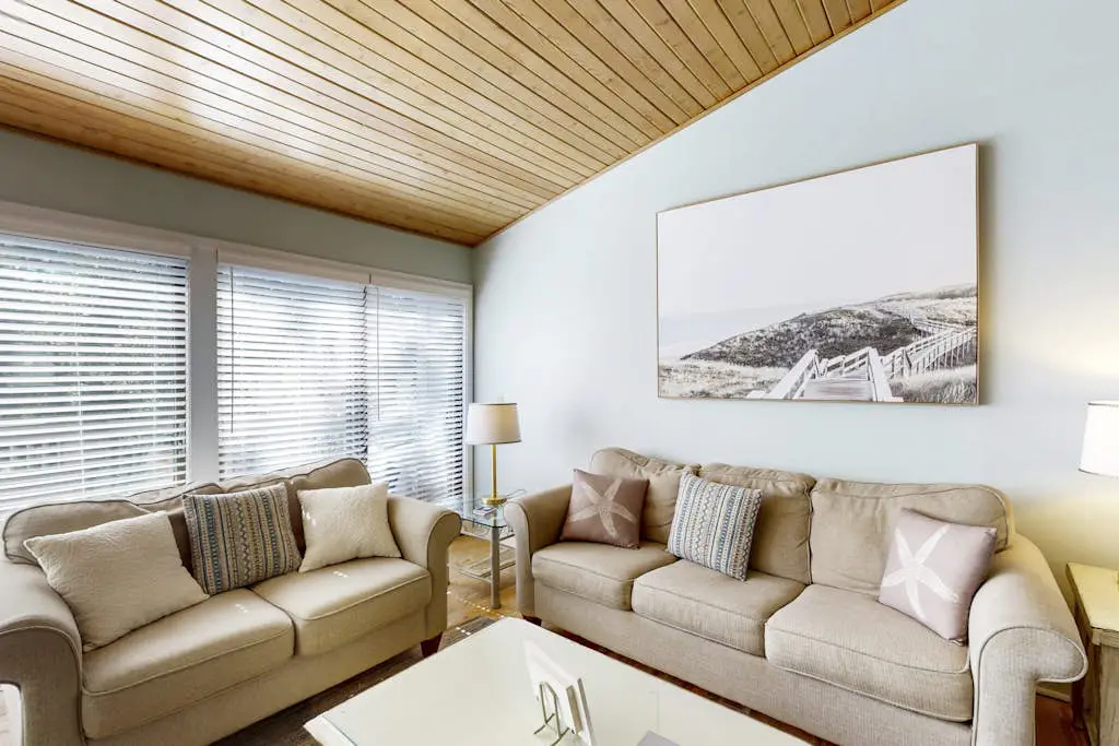 Welcoming condo w pool, near beach & shopping plus balcony overlooking the lagoon