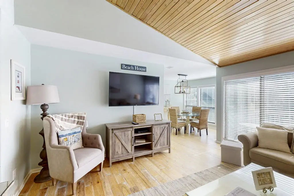 Welcoming condo w pool, near beach & shopping plus balcony overlooking the lagoon
