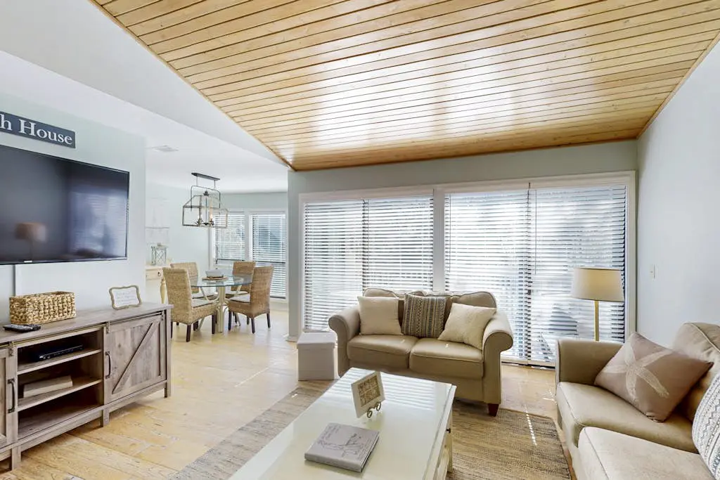 Welcoming condo w pool, near beach & shopping plus balcony overlooking the lagoon