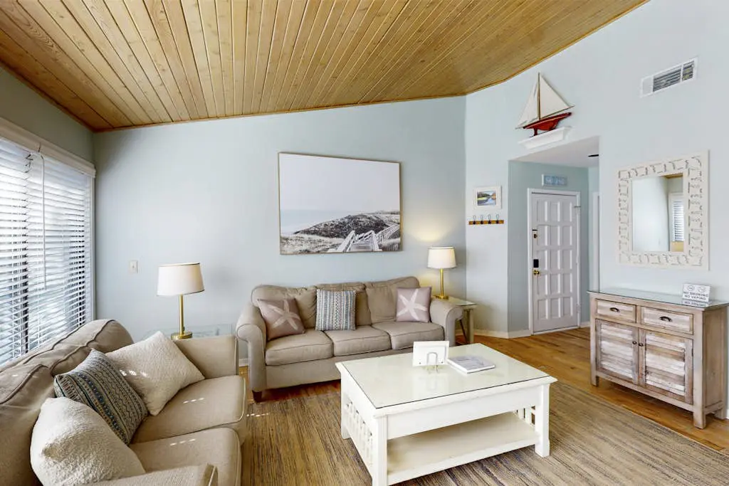 Welcoming condo w pool, near beach & shopping plus balcony overlooking the lagoon