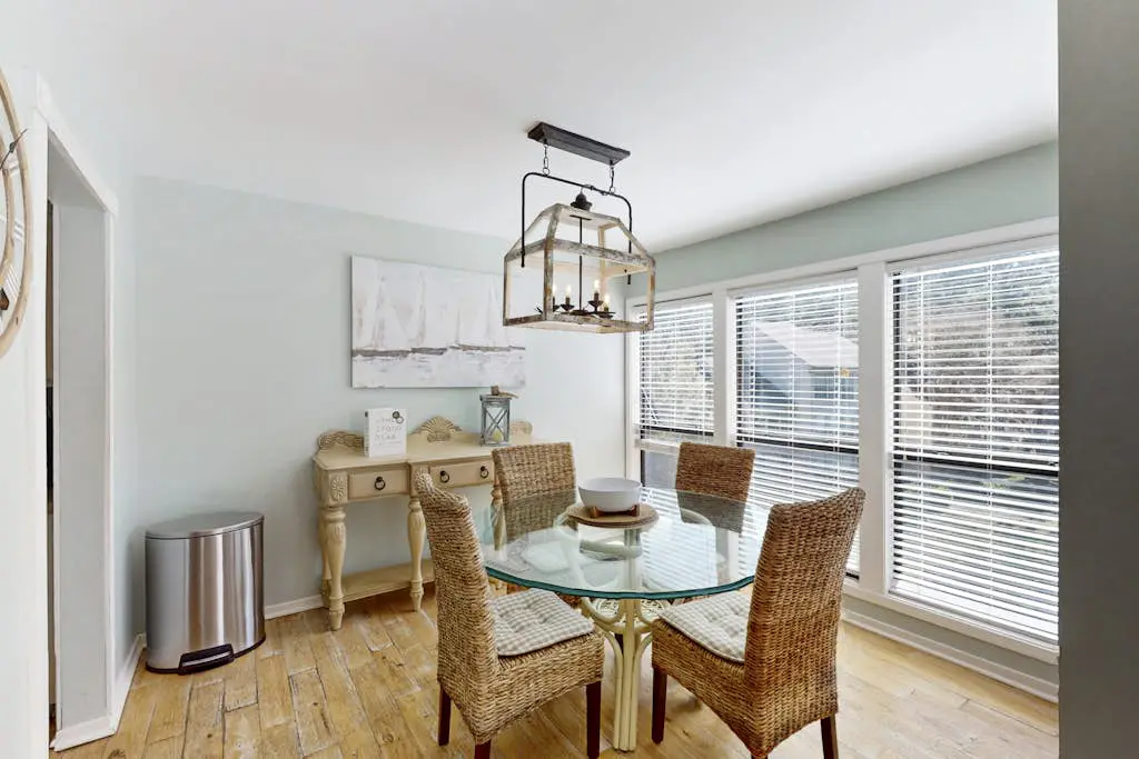 Welcoming condo w pool, near beach & shopping plus balcony overlooking the lagoon