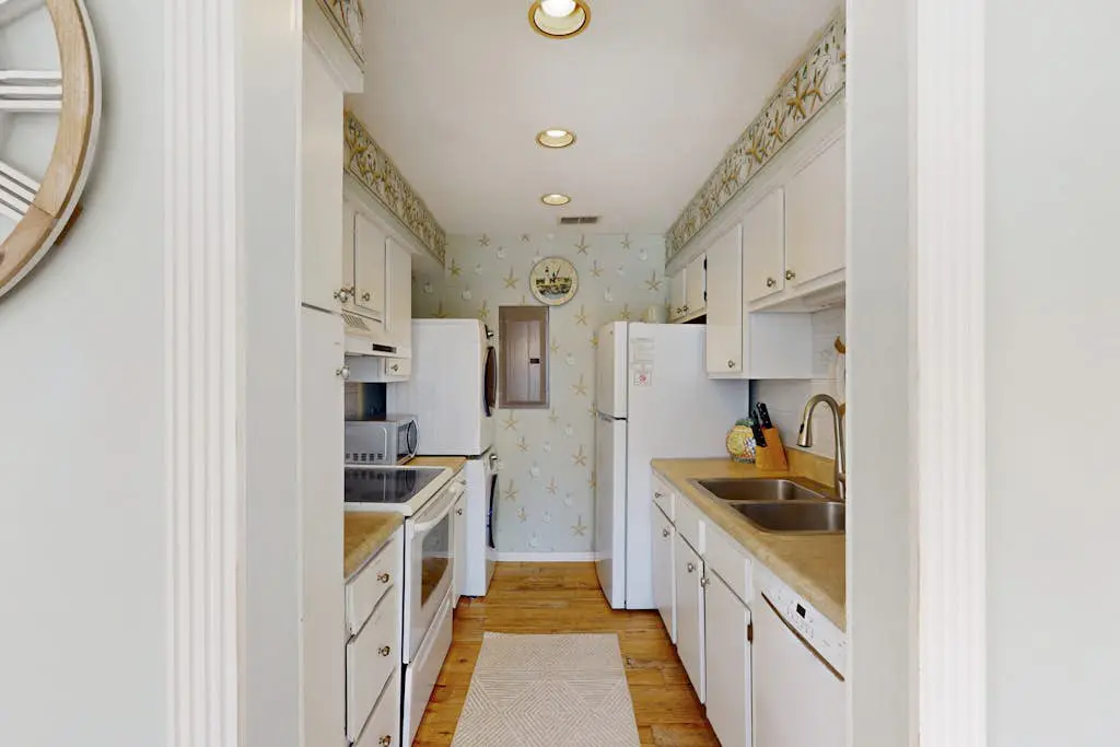 Welcoming condo w pool, near beach & shopping plus balcony overlooking the lagoon