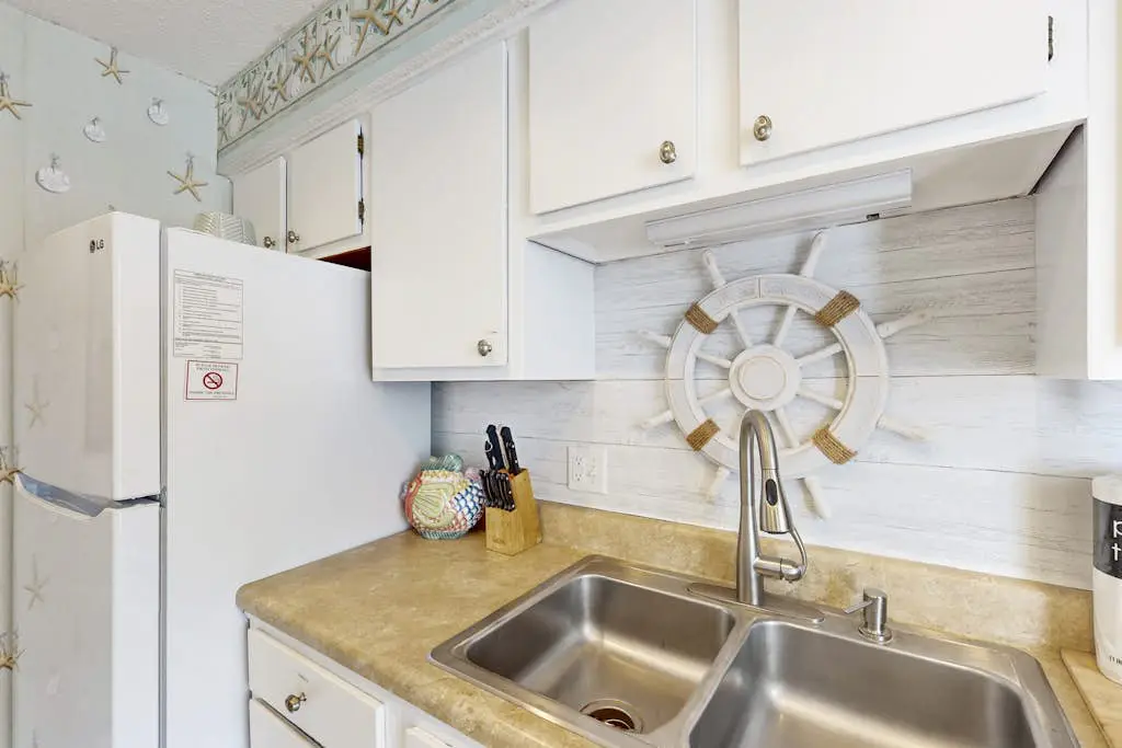 Welcoming condo w pool, near beach & shopping plus balcony overlooking the lagoon