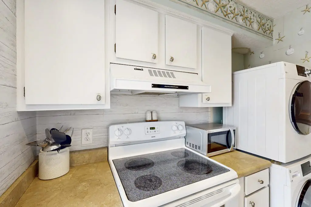 Welcoming condo w pool, near beach & shopping plus balcony overlooking the lagoon