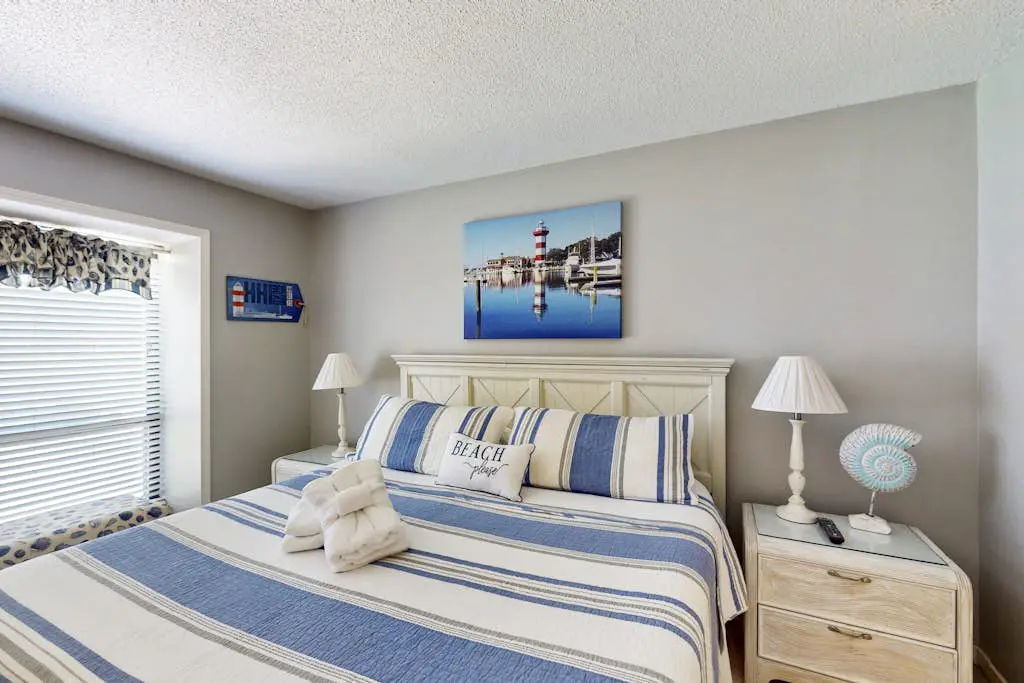 Welcoming condo w pool, near beach & shopping plus balcony overlooking the lagoon