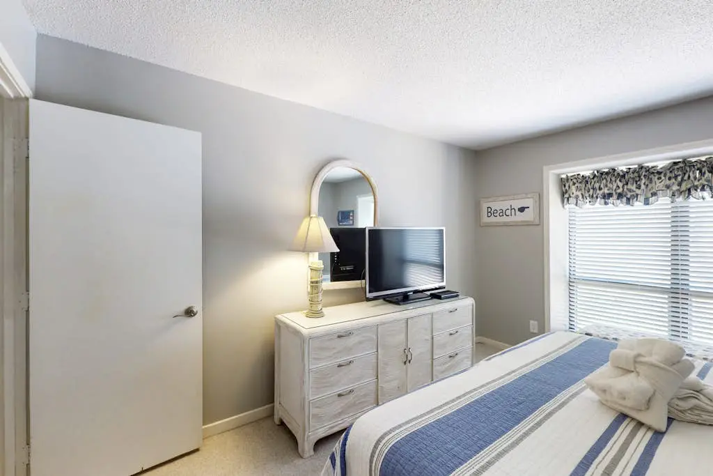 Welcoming condo w pool, near beach & shopping plus balcony overlooking the lagoon