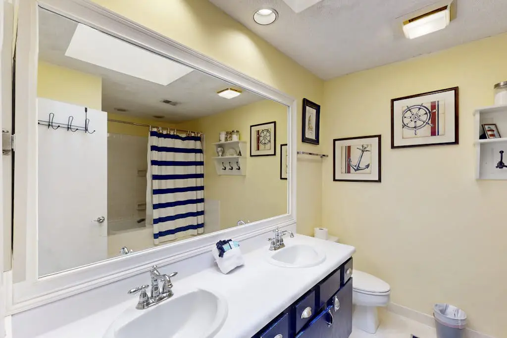 Welcoming condo w pool, near beach & shopping plus balcony overlooking the lagoon