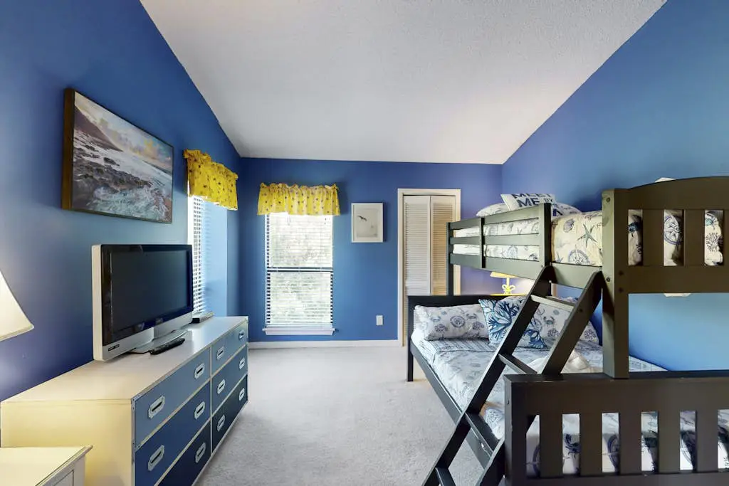 Welcoming condo w pool, near beach & shopping plus balcony overlooking the lagoon
