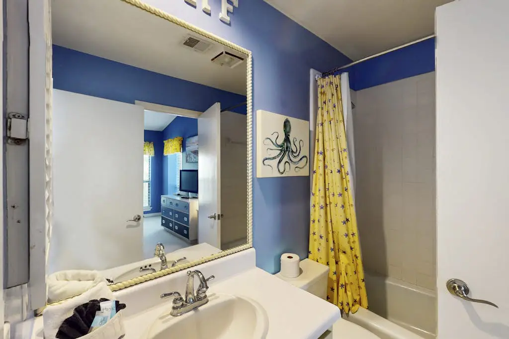 Welcoming condo w pool, near beach & shopping plus balcony overlooking the lagoon