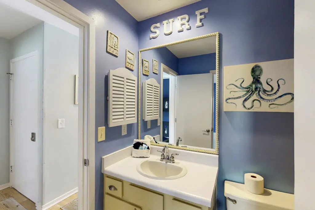 Welcoming condo w pool, near beach & shopping plus balcony overlooking the lagoon