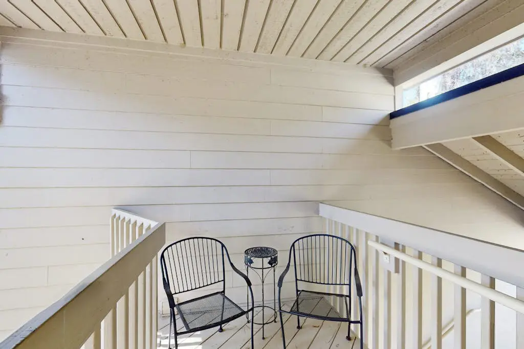 Welcoming condo w pool, near beach & shopping plus balcony overlooking the lagoon