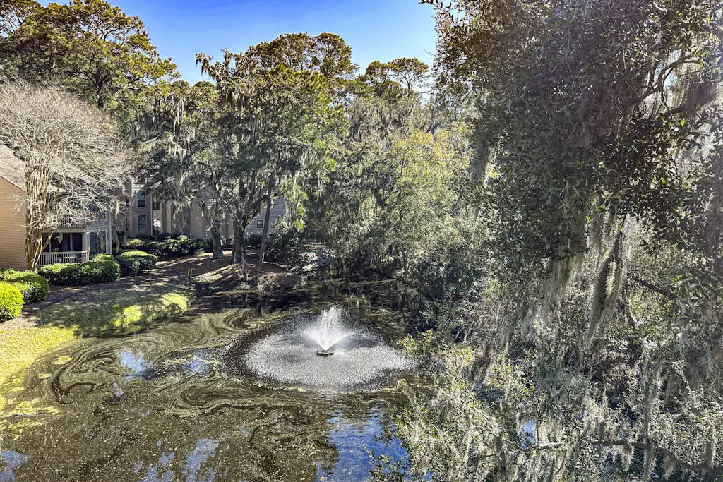 Welcoming condo w pool, near beach & shopping plus balcony overlooking the lagoon