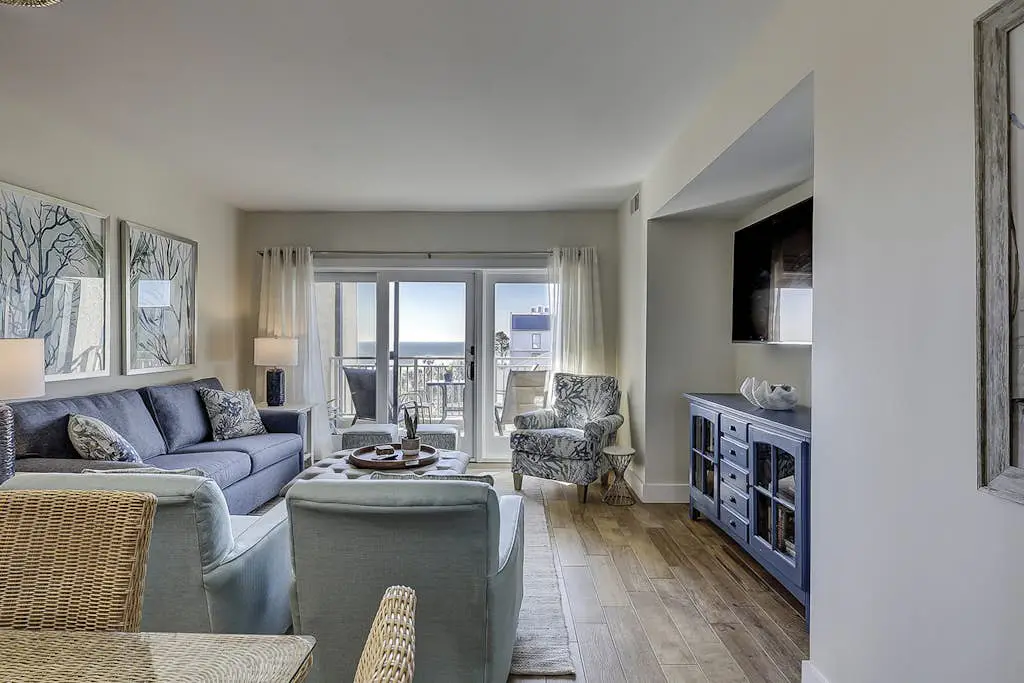 Beautiful condo with ocean & pool views, hot tub + snowbird friendly