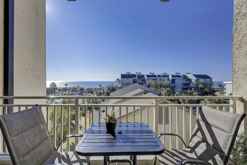 Beautiful condo with ocean & pool views, hot tub + snowbird friendly