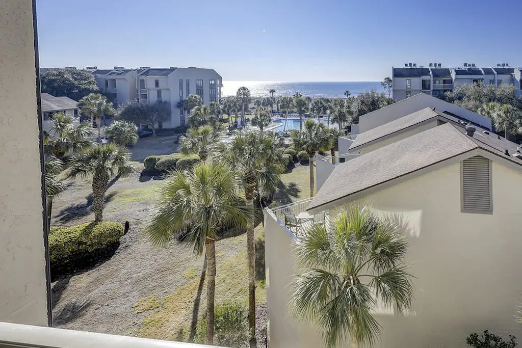 Beautiful condo with ocean & pool views, hot tub + snowbird friendly