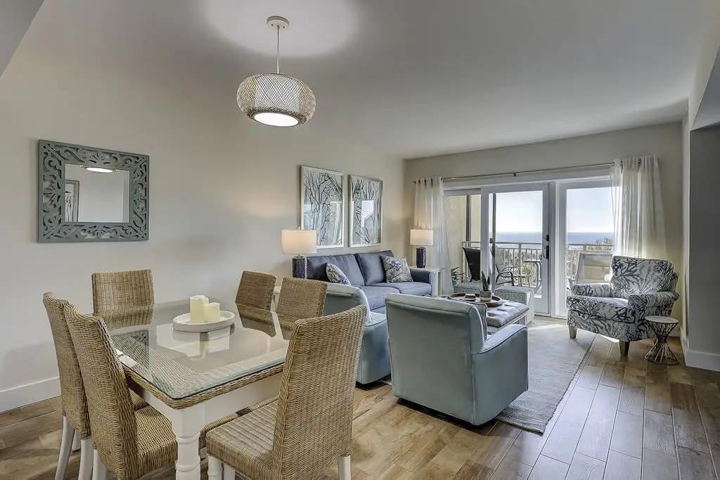 Beautiful condo with ocean & pool views, hot tub + snowbird friendly