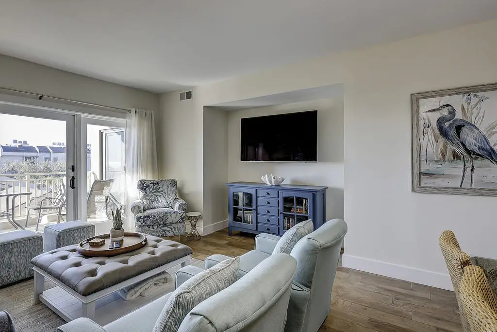 Beautiful condo with ocean & pool views, hot tub + snowbird friendly