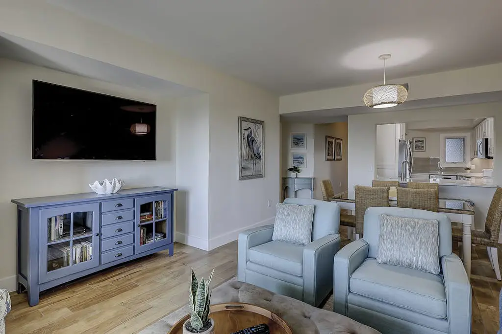 Beautiful condo with ocean & pool views, hot tub + snowbird friendly