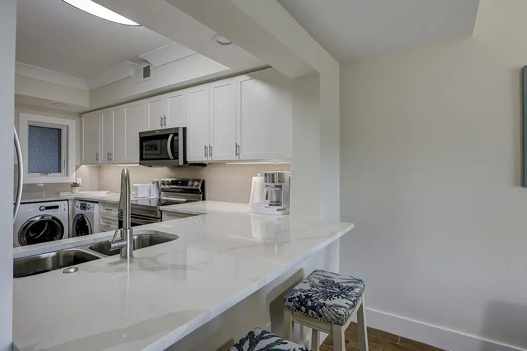 Beautiful condo with ocean & pool views, hot tub + snowbird friendly