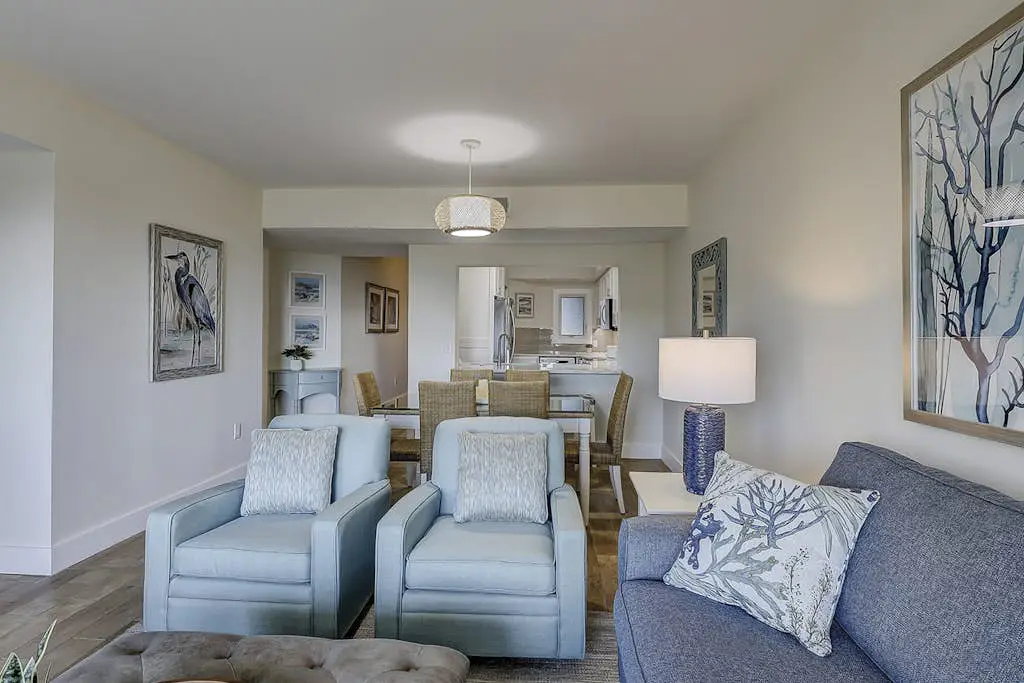 Beautiful condo with ocean & pool views, hot tub + snowbird friendly