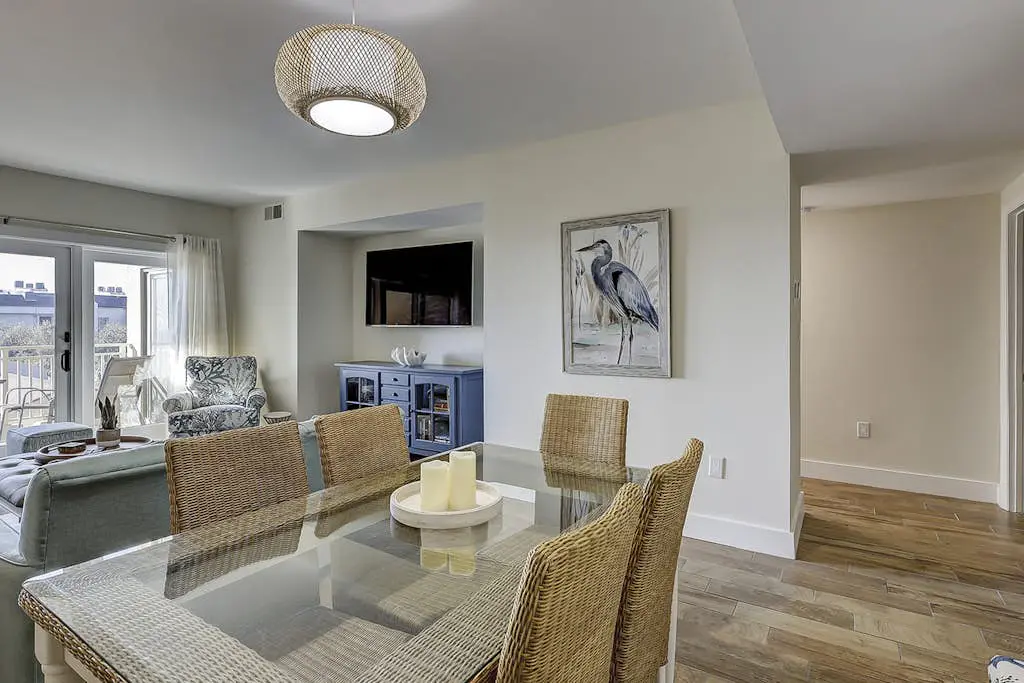 Beautiful condo with ocean & pool views, hot tub + snowbird friendly