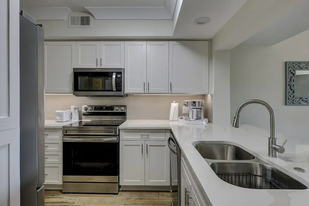 Beautiful condo with ocean & pool views, hot tub + snowbird friendly