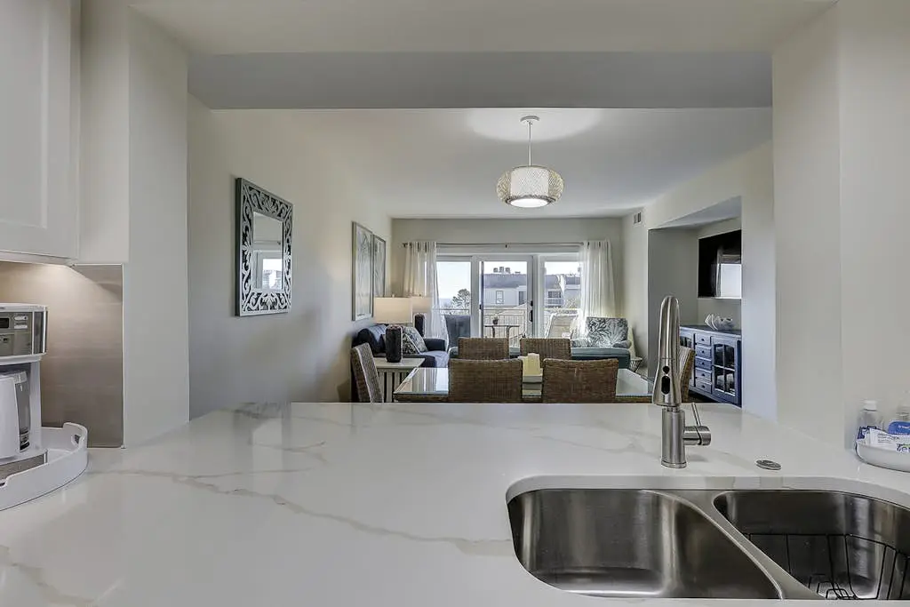 Beautiful condo with ocean & pool views, hot tub + snowbird friendly
