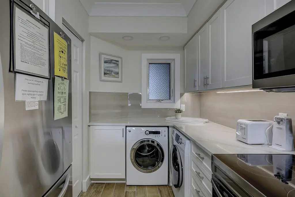 Beautiful condo with ocean & pool views, hot tub + snowbird friendly