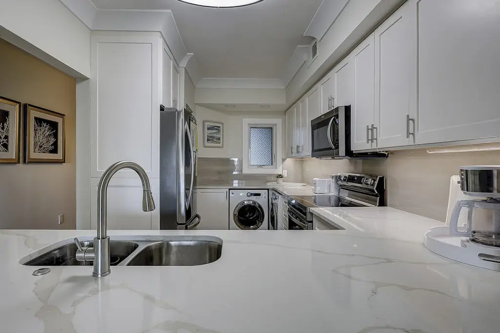 Beautiful condo with ocean & pool views, hot tub + snowbird friendly