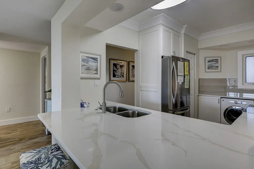 Beautiful condo with ocean & pool views, hot tub + snowbird friendly