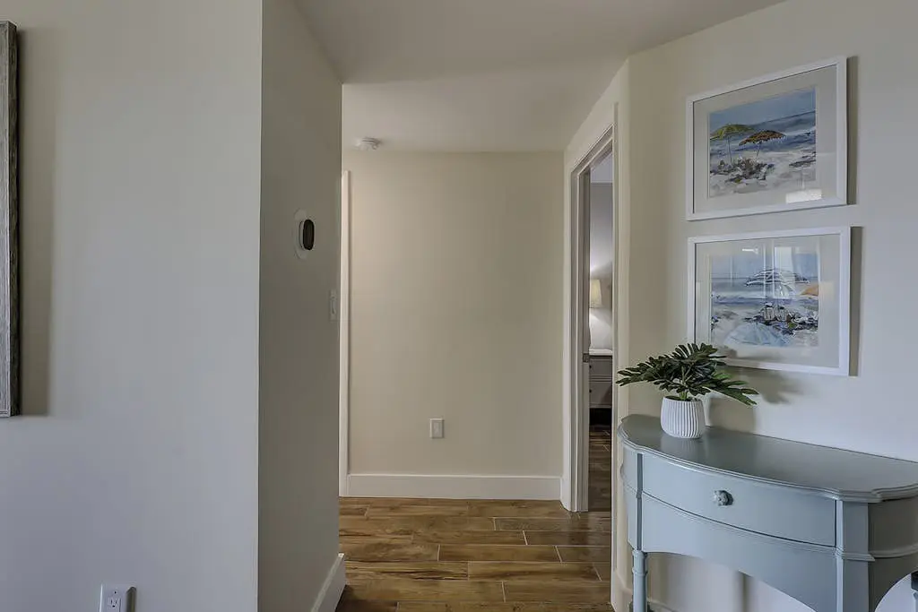 Beautiful condo with ocean & pool views, hot tub + snowbird friendly