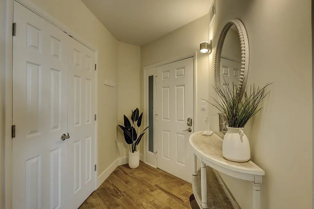 Beautiful condo with ocean & pool views, hot tub + snowbird friendly