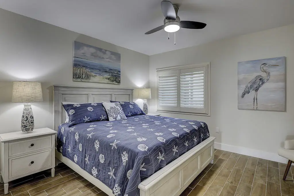 Beautiful condo with ocean & pool views, hot tub + snowbird friendly