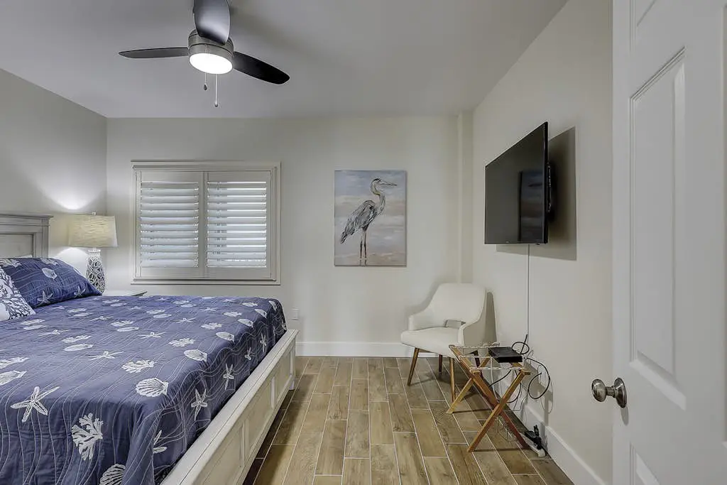Beautiful condo with ocean & pool views, hot tub + snowbird friendly