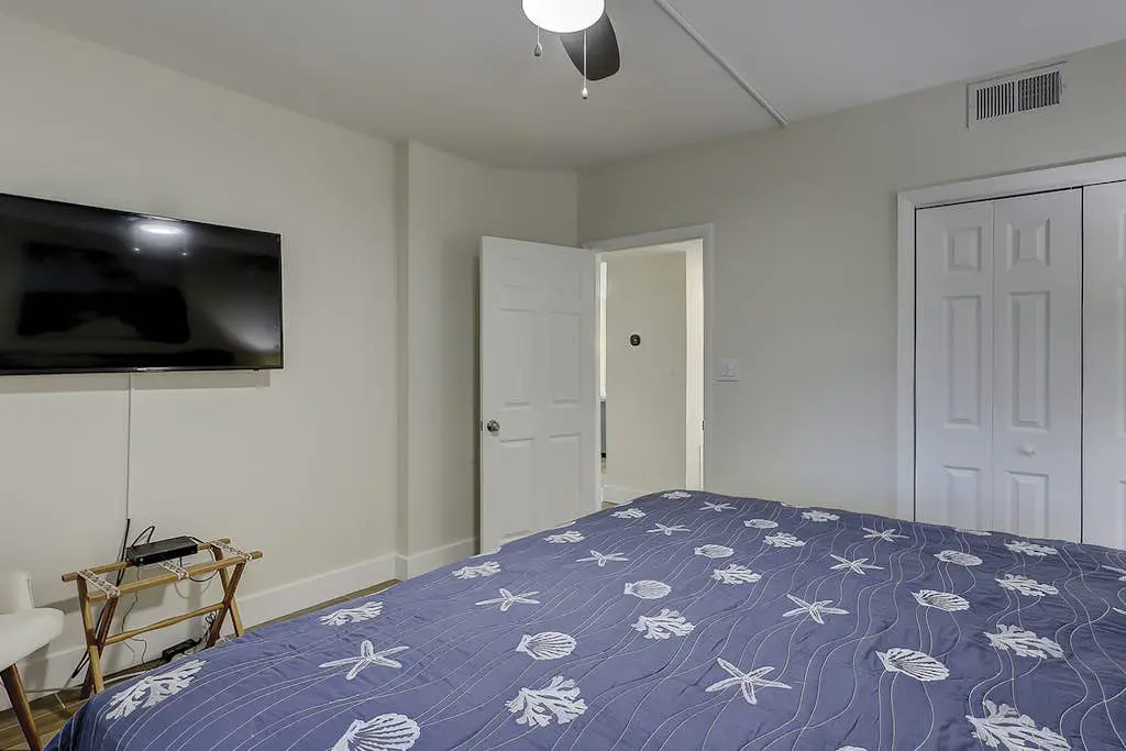 Beautiful condo with ocean & pool views, hot tub + snowbird friendly