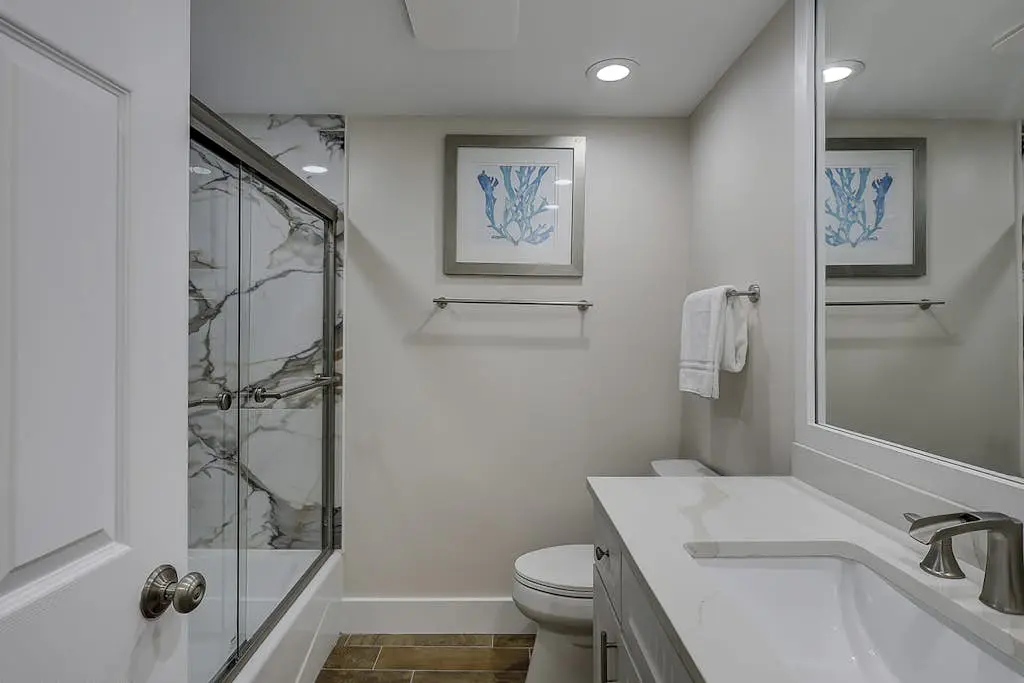 Beautiful condo with ocean & pool views, hot tub + snowbird friendly