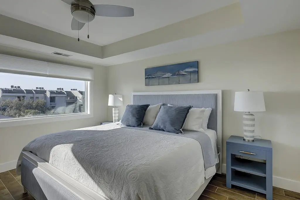 Beautiful condo with ocean & pool views, hot tub + snowbird friendly