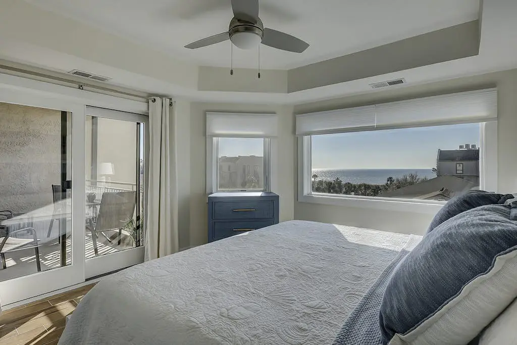 Beautiful condo with ocean & pool views, hot tub + snowbird friendly