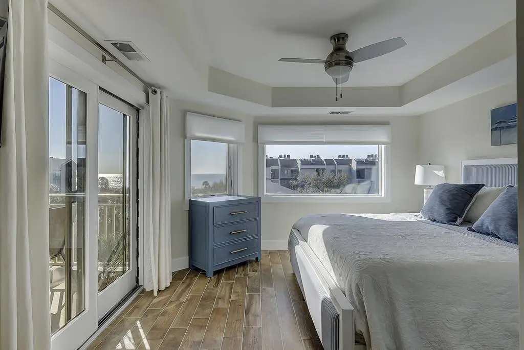Beautiful condo with ocean & pool views, hot tub + snowbird friendly