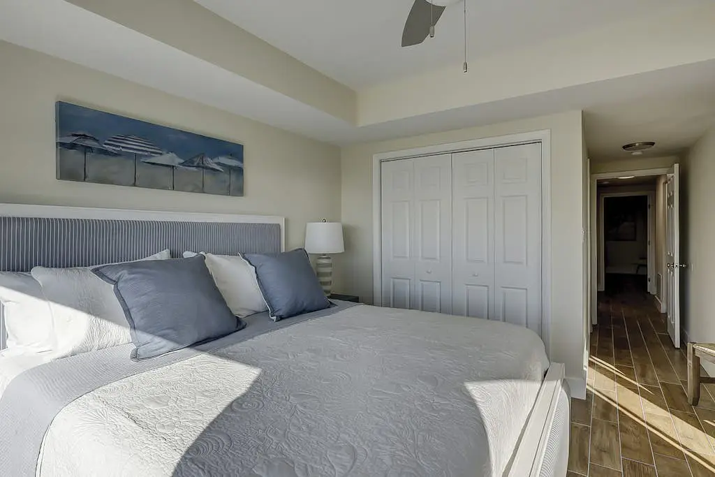 Beautiful condo with ocean & pool views, hot tub + snowbird friendly