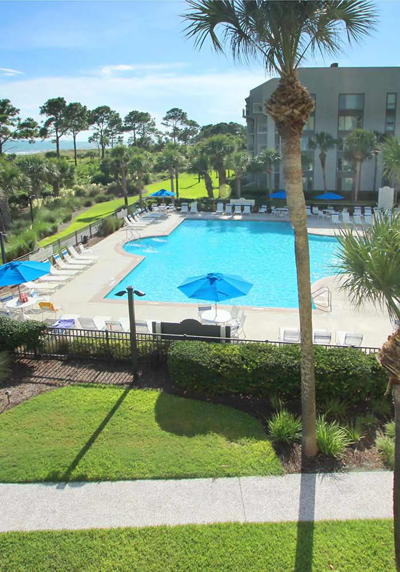 Beautiful condo with ocean & pool views, hot tub + snowbird friendly