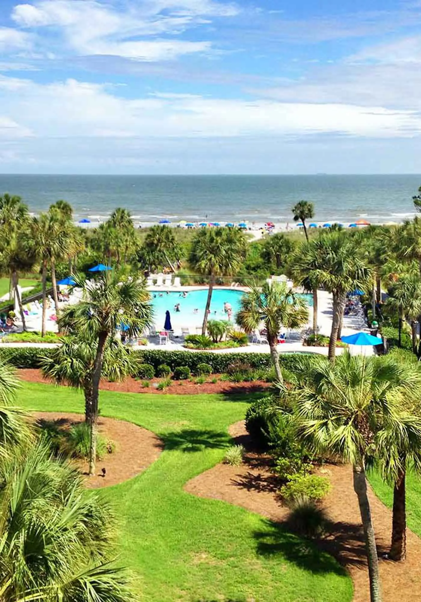 Beautiful condo with ocean & pool views, hot tub + snowbird friendly