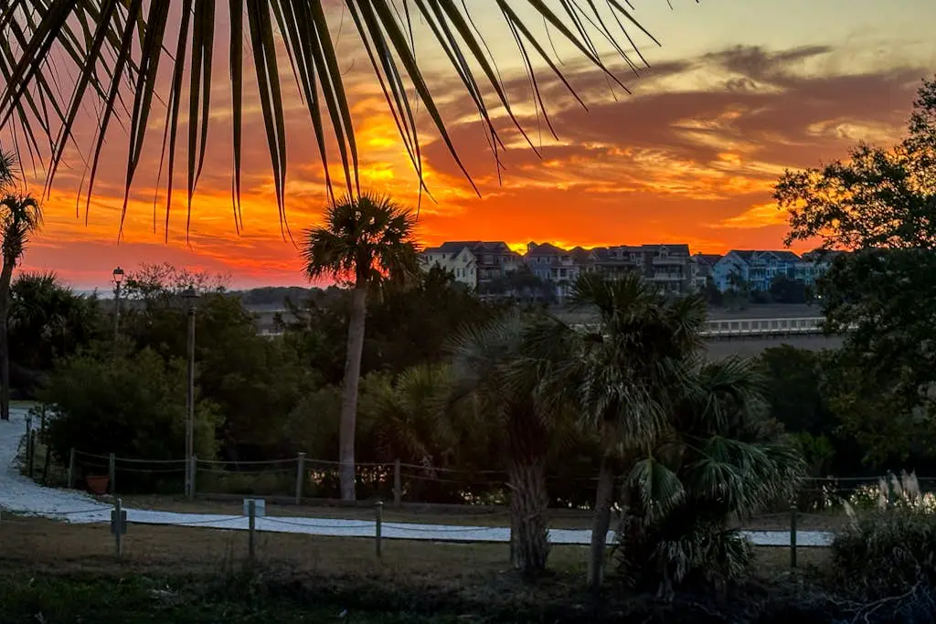 Beach condo with balcony, pools, & hot tub- near golf & beach