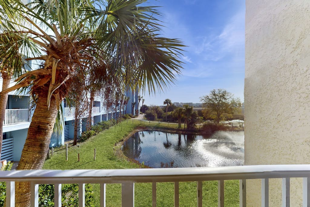 Beach condo with balcony, pools, & hot tub- near golf & beach