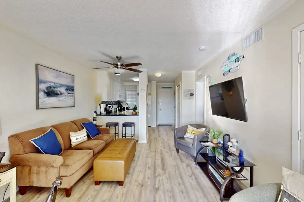Beach condo with balcony, pools, & hot tub- near golf & beach