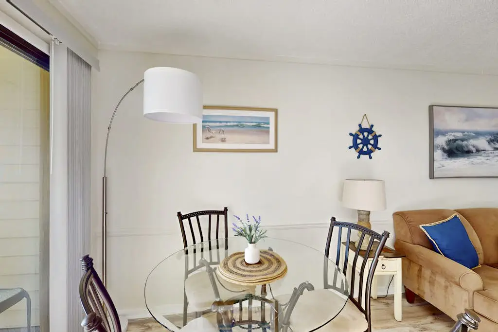 Beach condo with balcony, pools, & hot tub- near golf & beach