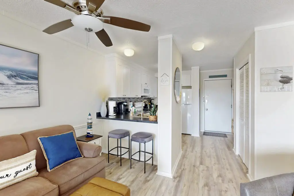 Beach condo with balcony, pools, & hot tub- near golf & beach