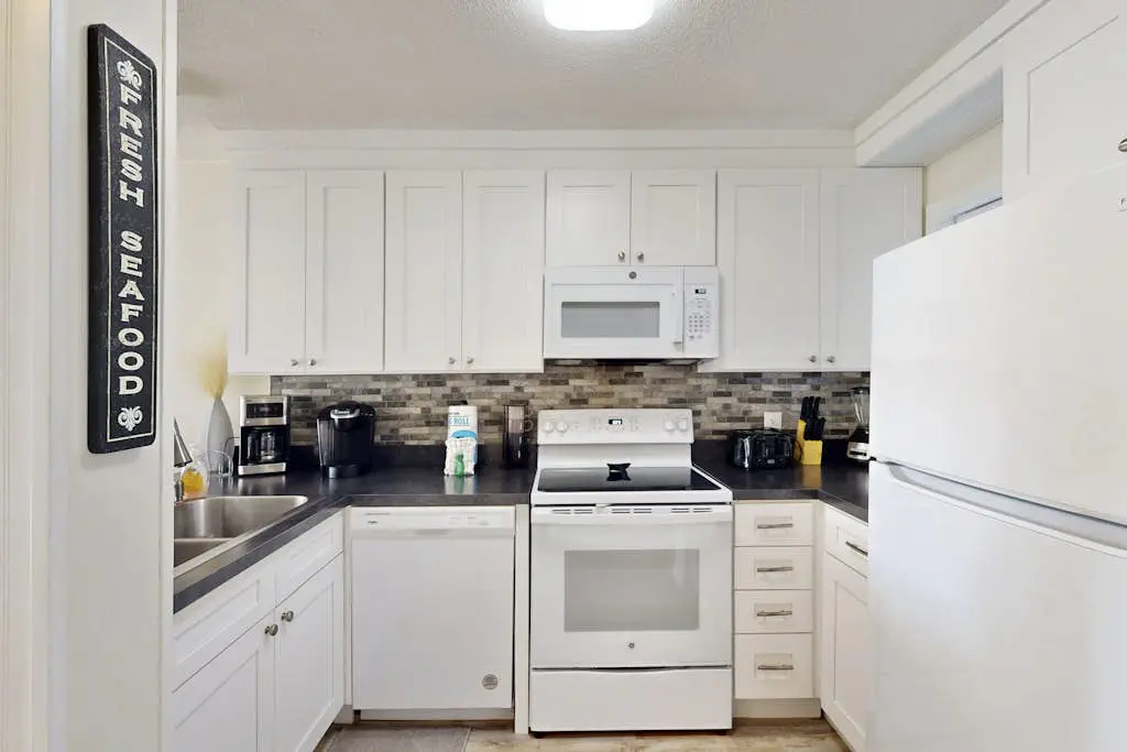 Beach condo with balcony, pools, & hot tub- near golf & beach